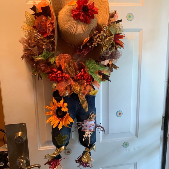 Beautifully decorated door wreaths - Picture 3 of 5